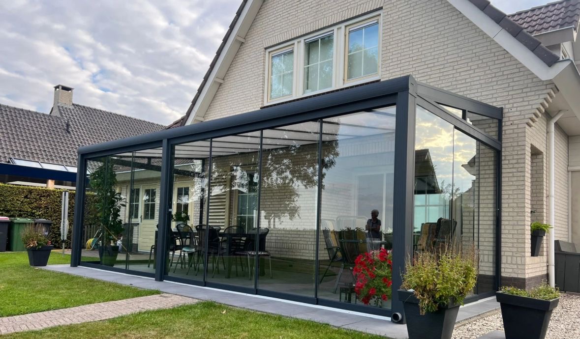 Glasschiebewand mit Aluminium-Rahmen